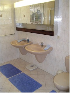 Bad mit Doppelwaschbecken